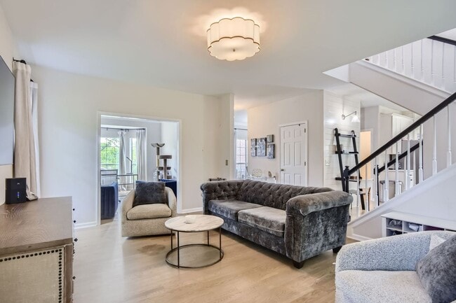 Building Photo - Welcome to this stunning, complete updated, 4-bedroom, 3.5-bath home