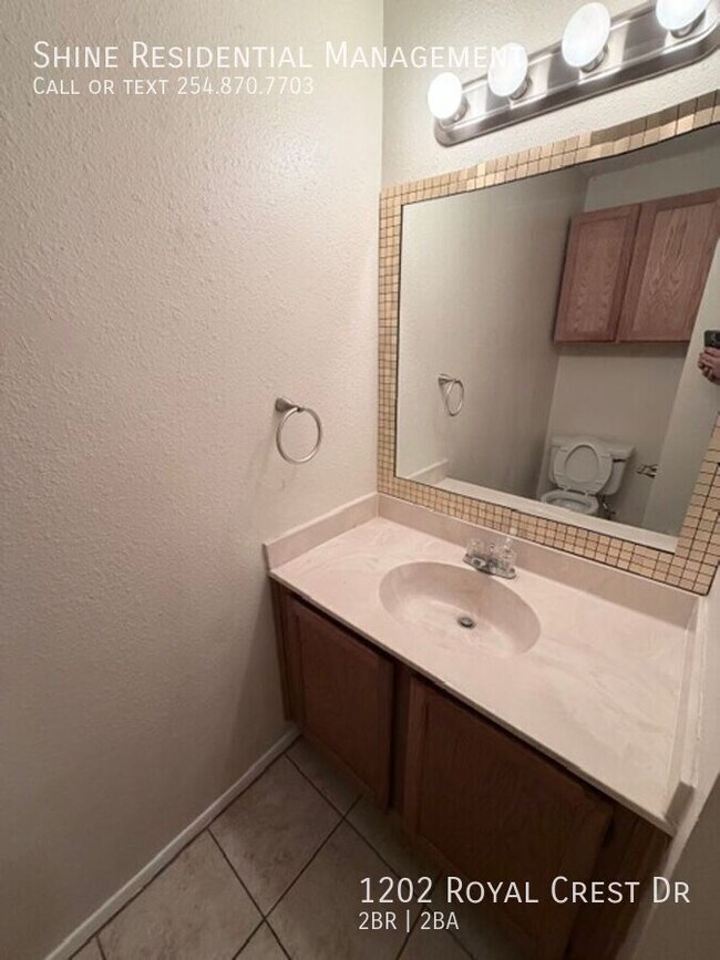 Building Photo - 1202 Royal Crest Dr