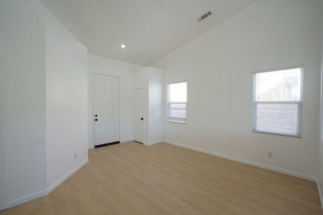 Building Photo - Beautiful 3 Bed / 2 Bath Moreno Valley Home with Garage