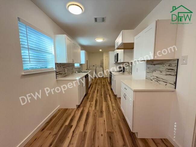 Building Photo - Fully Renovated 2-Bedroom Home Near UTA & AT&T Stadium – Modern Upgrades + Spacious Yard!