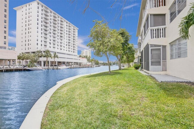 Building Photo - 450 Paradise Isle Blvd