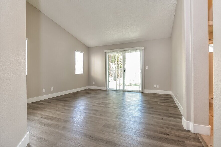 Building Photo - 5520 Red Sun Dr