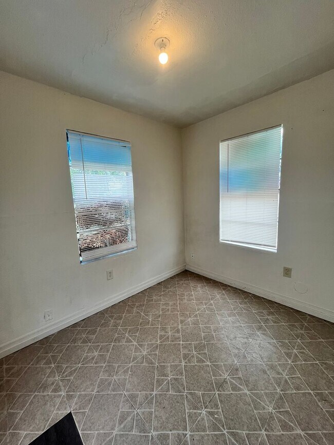 Building Photo - 206 Spruce St