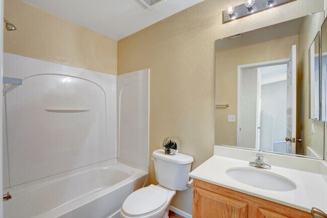 Building Photo - 4 Bedroom with Pool in Centennial Hills