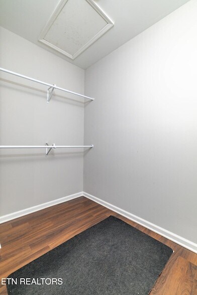 Building Photo - 619 Midlake Dr NE