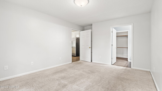 Building Photo - 621 Clover Dr