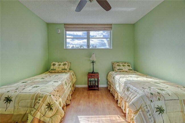 Building Photo - 2400 NE 10th St