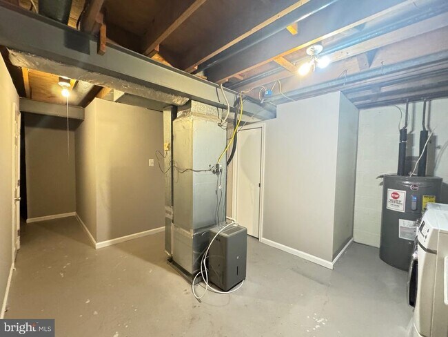 Building Photo - 6674 Ducketts Ln