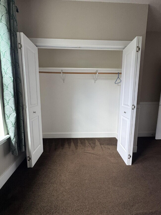 Building Photo - Single-family 3-bedroom home in a desirable neighborhood in town!
