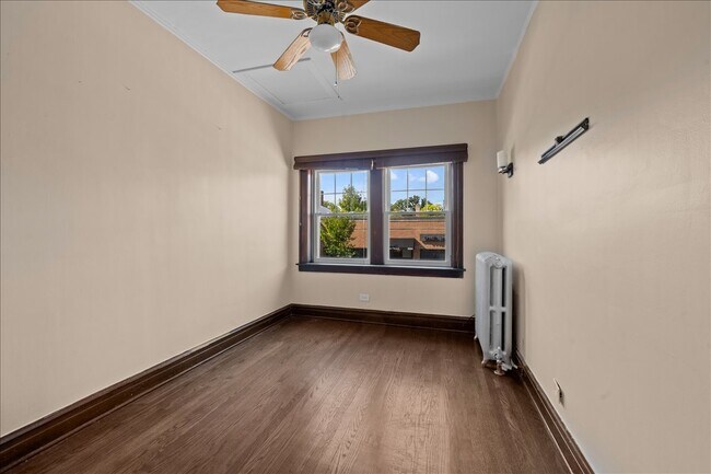 Building Photo - 913 Green Bay Rd