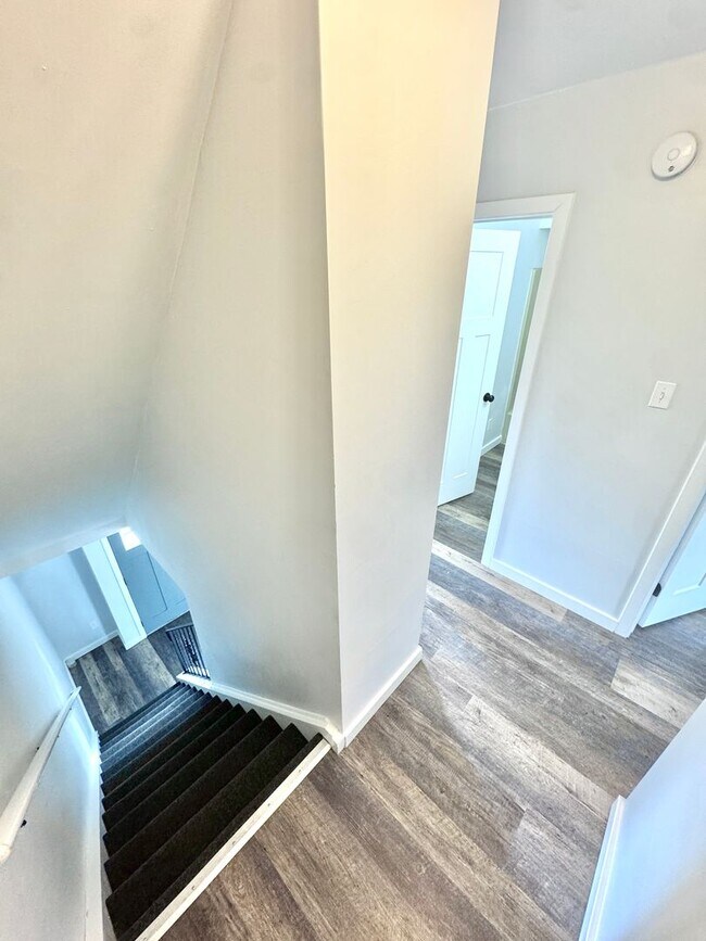 Building Photo - COMPLETELY REMODELED THREE BEDROOM Twin