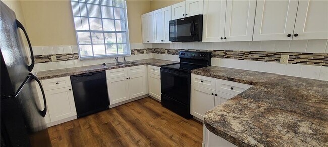 Building Photo - 2411 Berkshire Ct