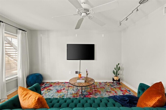 Building Photo - 2200 Dickson Dr