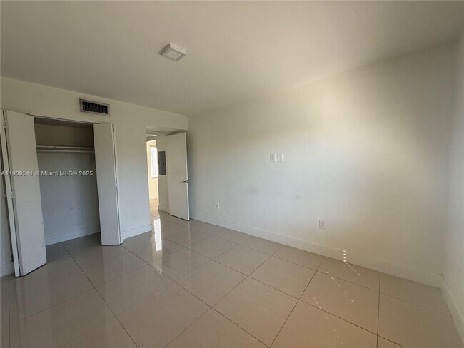 Building Photo - 1765 Normandy Dr