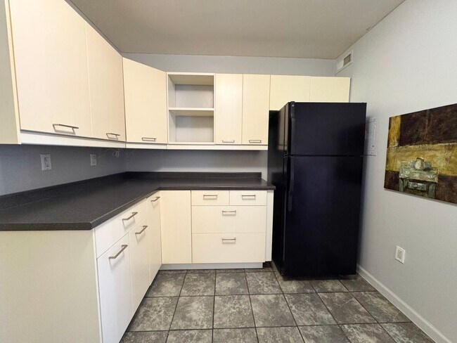 Building Photo - Sun-filled 1 Bed 1 Bath Condo With Balcony In Hawthorne Village