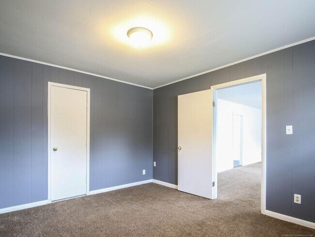 Building Photo - Available Now! 3 Bed / Bath & Large Backyard! Price drop!