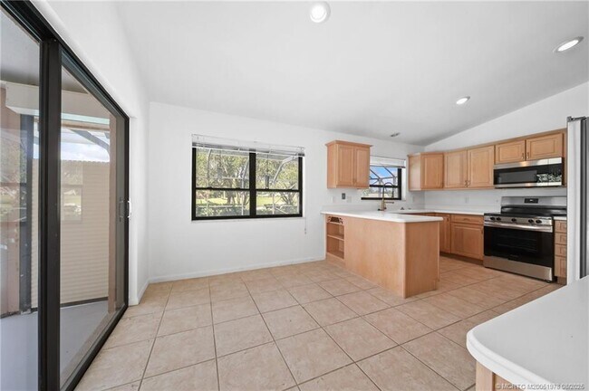 Building Photo - 2284 SW Spoonbill Dr