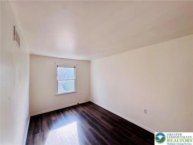 Building Photo - 235 Vista Dr