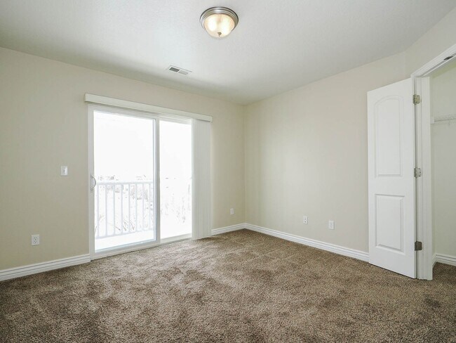 Building Photo - Beautiful Daybreak Condo