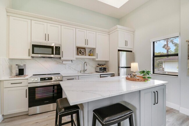 Building Photo - 10735 Lantana Rd