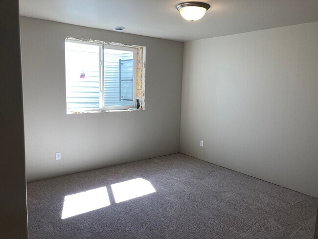 Building Photo - 4 Bed 3 Bath Twin Home
