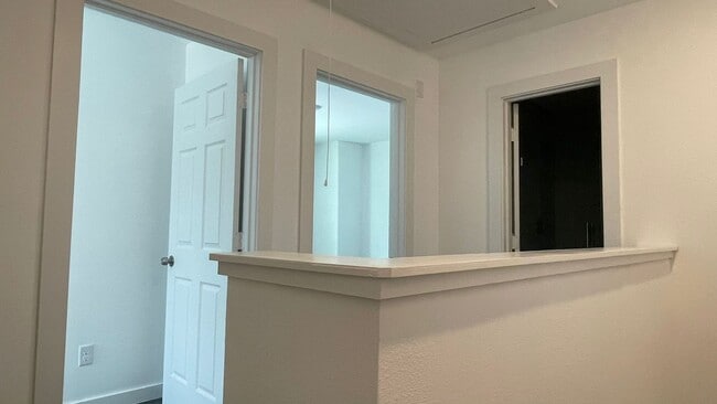 Building Photo - Brand new unit