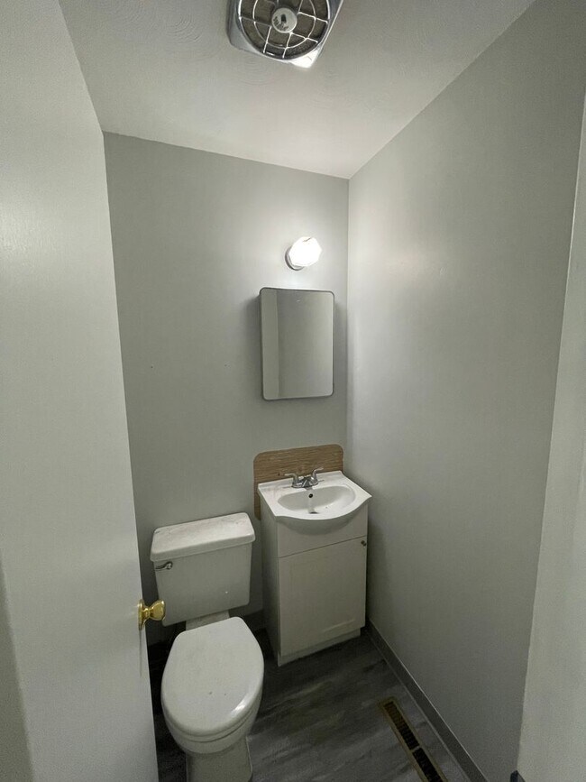 Building Photo - Beautiful 3 bedroom 1.5 bath waiting for you to call home .