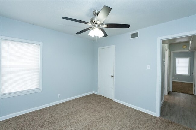 Building Photo - 706 Pennington Dr