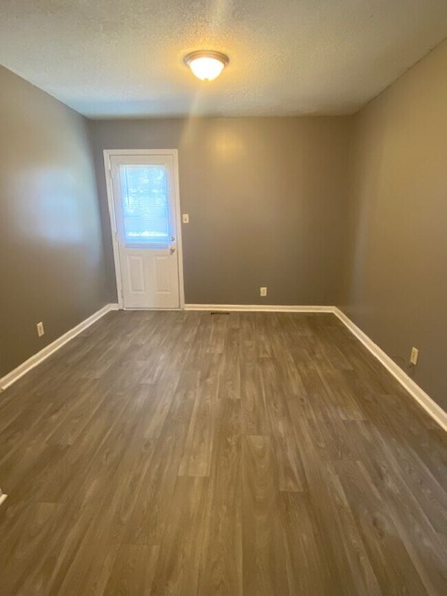 Building Photo - Like New & Move in Ready