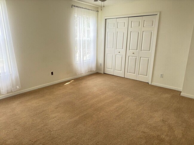 Building Photo - Call Ed for showings (352) 217-0284