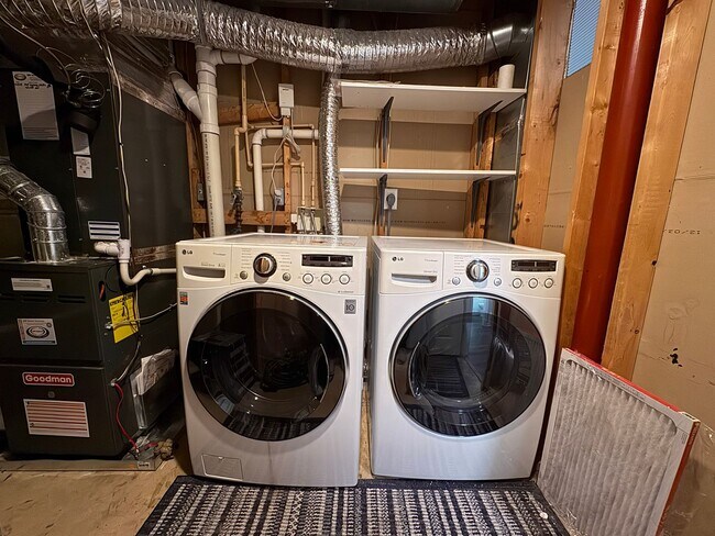 Building Photo - Spacious 2 Primary Beds 1 Den 3.5 Bath Townhome In Vibrant Sycamore Hill