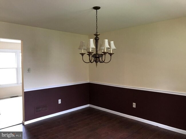 Building Photo - 2 Corwen Terrace W