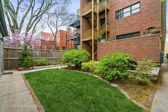 Building Photo - 3820 N Greenview Ave