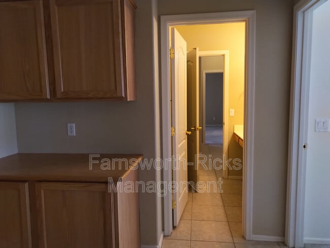 Building Photo - 1154 E Locust Dr