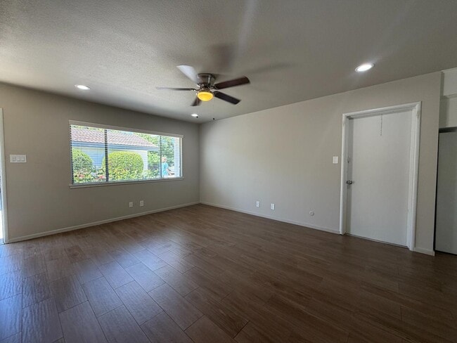 Building Photo - 1538 E Austin Way