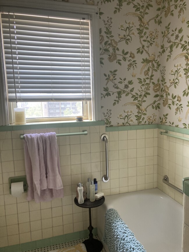 Bath with tub and shower - 4440 Lindell Blvd