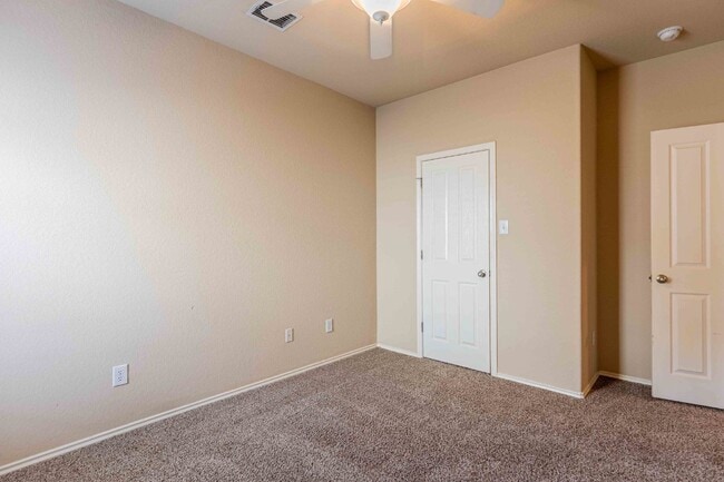 Building Photo - 906 Ashbury Bluff