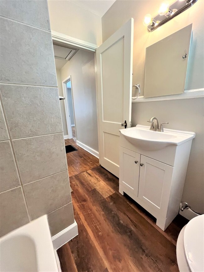 Building Photo - 204 SE Lakewood Dr