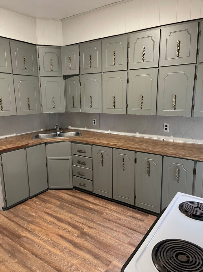 Building Photo - $875 - 2 bed 1 bath - Single Family Home