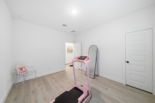 Building Photo - 1352 W 24th St