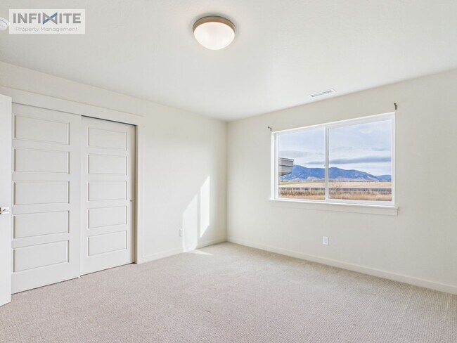 Building Photo - 3 Bedroom plus office space - Modern Comfo...