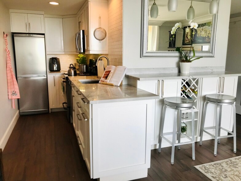 Fully renovated kitchen maximizes counter and storage space with elegant finishes. - 15 S Golfview Rd