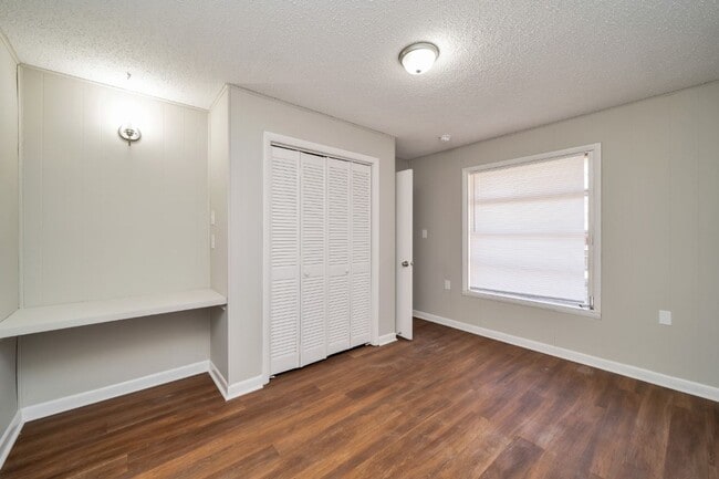 Building Photo - Now Accepting Section 8! Get $500 OFF Your First Month's Rent!