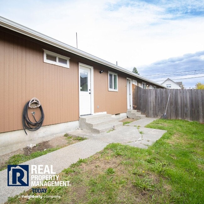 Building Photo - Newly Remodeled Duplex In Tacoma!