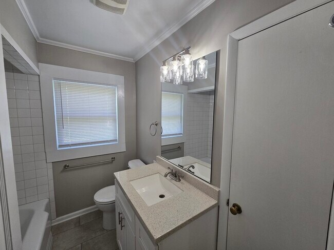 Building Photo - 4094 University Dr