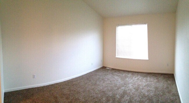 Building Photo - "Spacious 2-Bed, 2-Bath Condo Gem with Garage in Vibrant Denver Locale!"