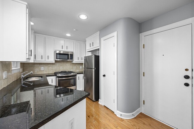 Building Photo - 5951 S Loop E