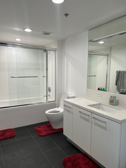 Full Bathroom - 901 S Flower St