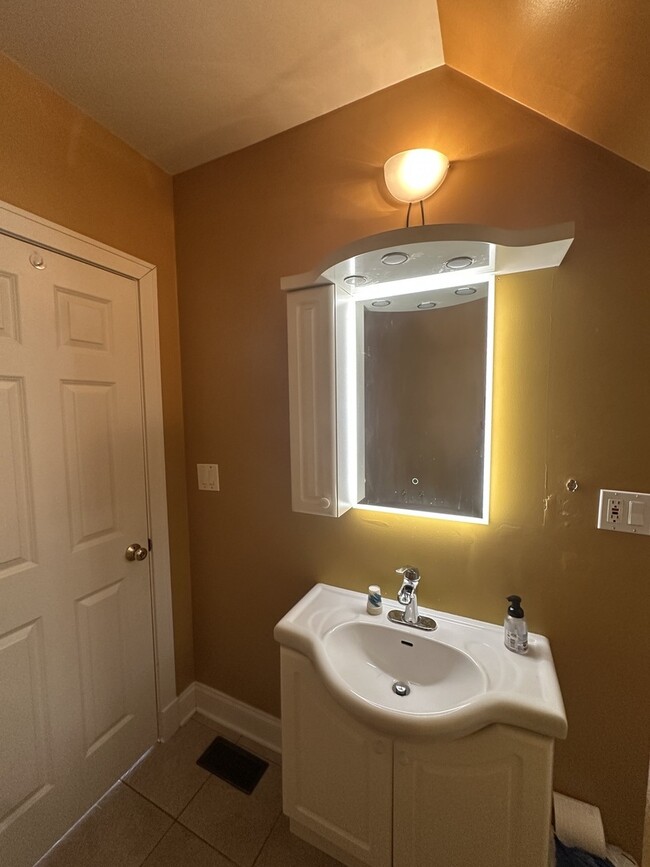 Building Photo - 5042 W Argyle St