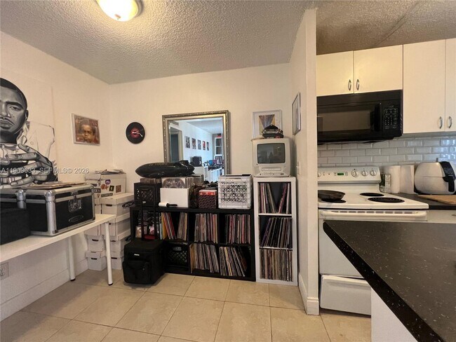 Building Photo - 1801 S Treasure Dr